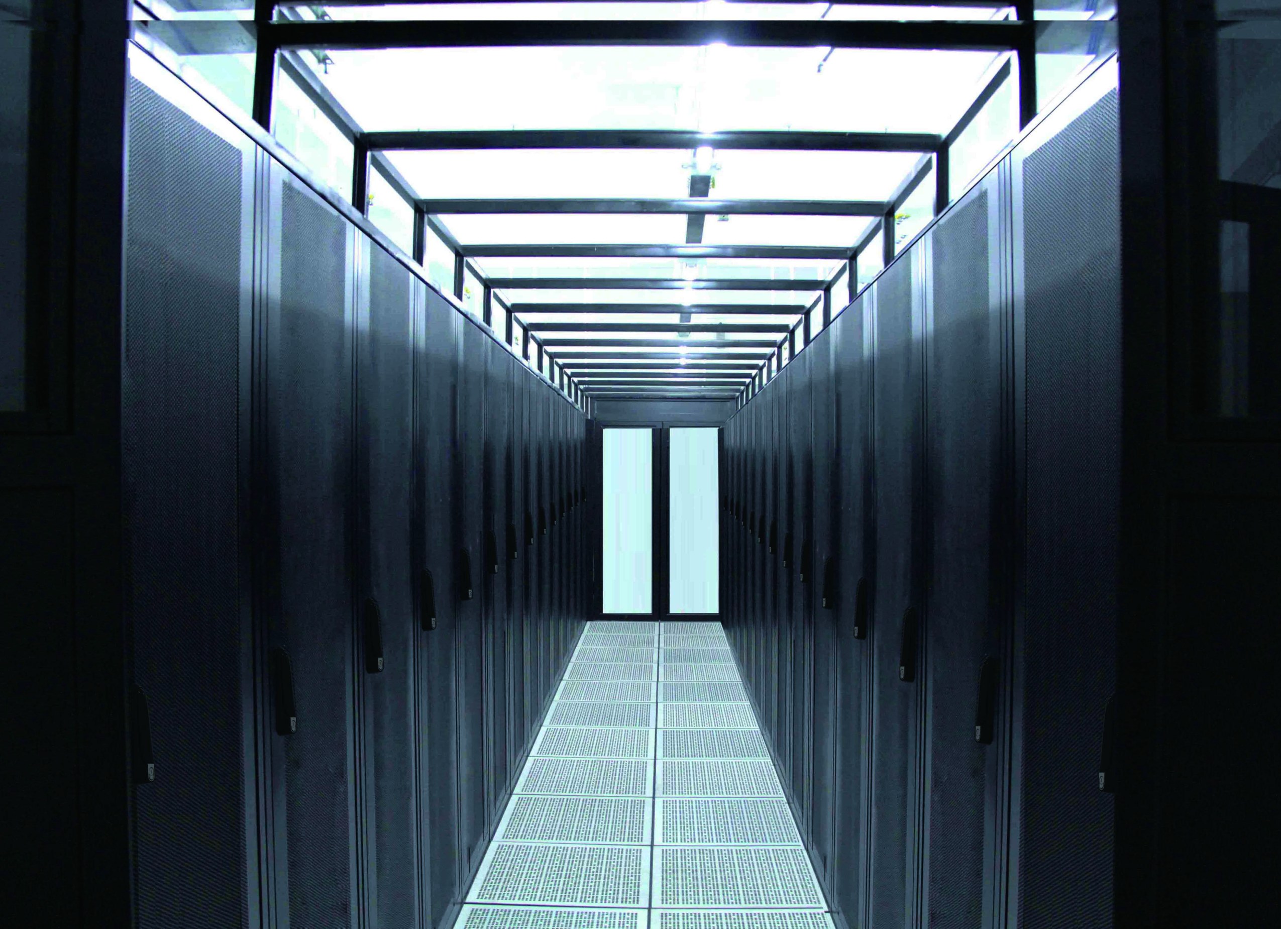 TOTEN cold aisle containment installation shown in an English brochure